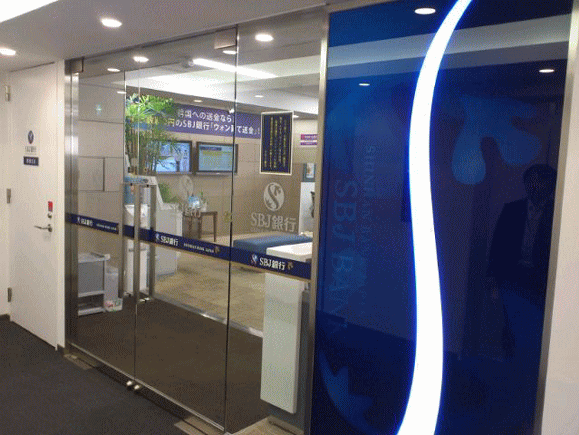 SBJ銀行の新宿支店の入口