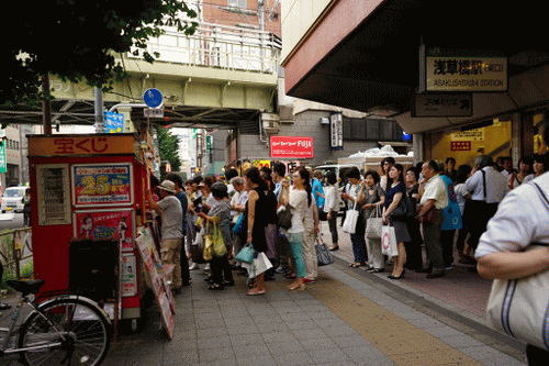 宝くじ売り場の行列